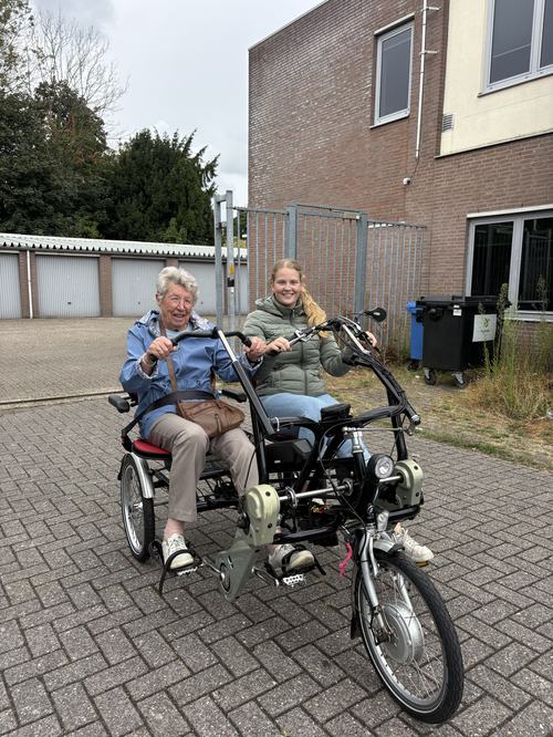 Deelnemer met begeleider op duofiets